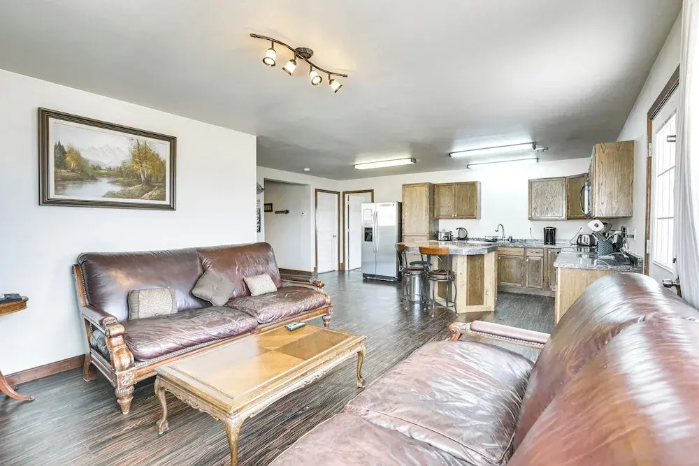 2 Mi to Dtwn Buffalo: Mtn-view Retreat w/ Patio!