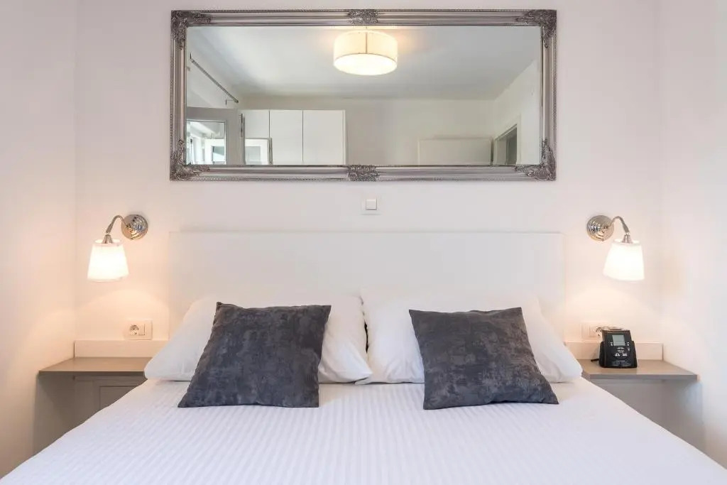 S & V Deluxe Apartments