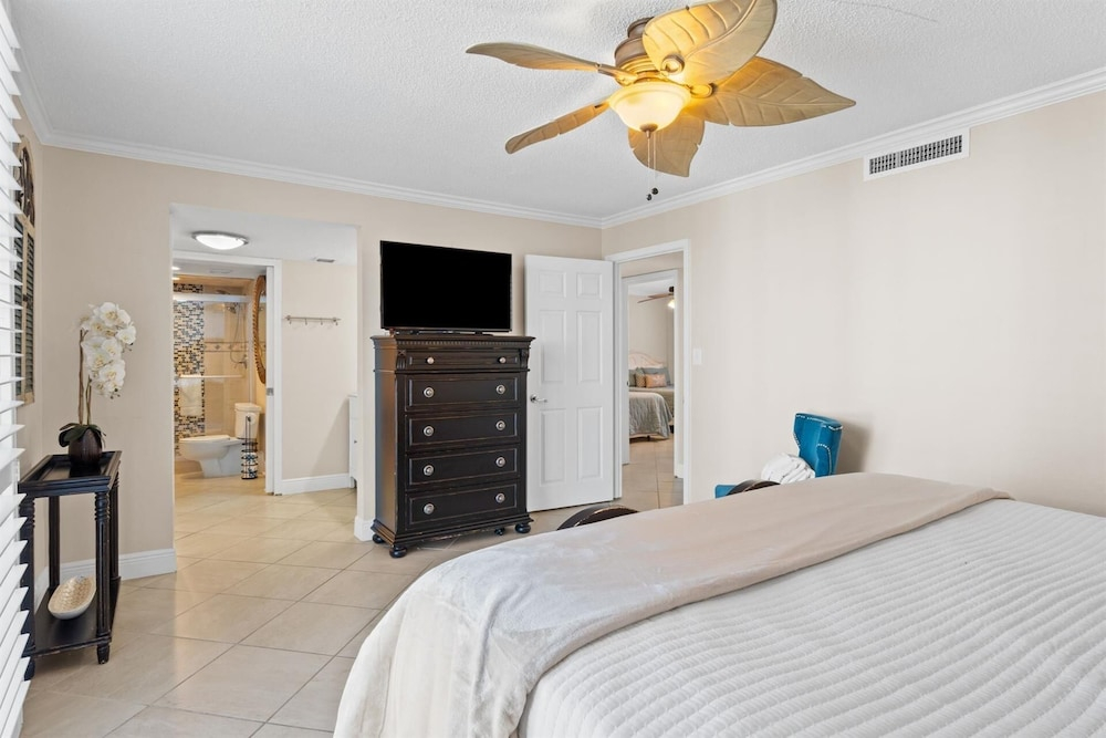 Shoreline Towers 1086 3 Bedroom Condo