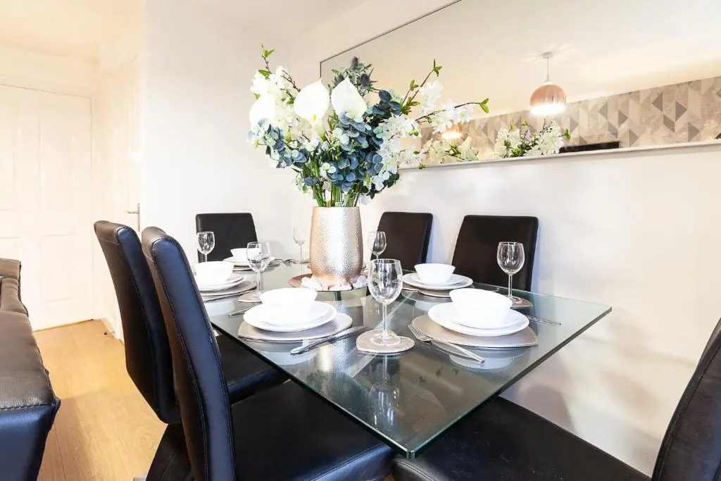 3 Bedroom 3 Bathroom House in Central Milton Keynes with Garden, Free Parking and Smart TV - Contractors, Relocation, Business Travellers