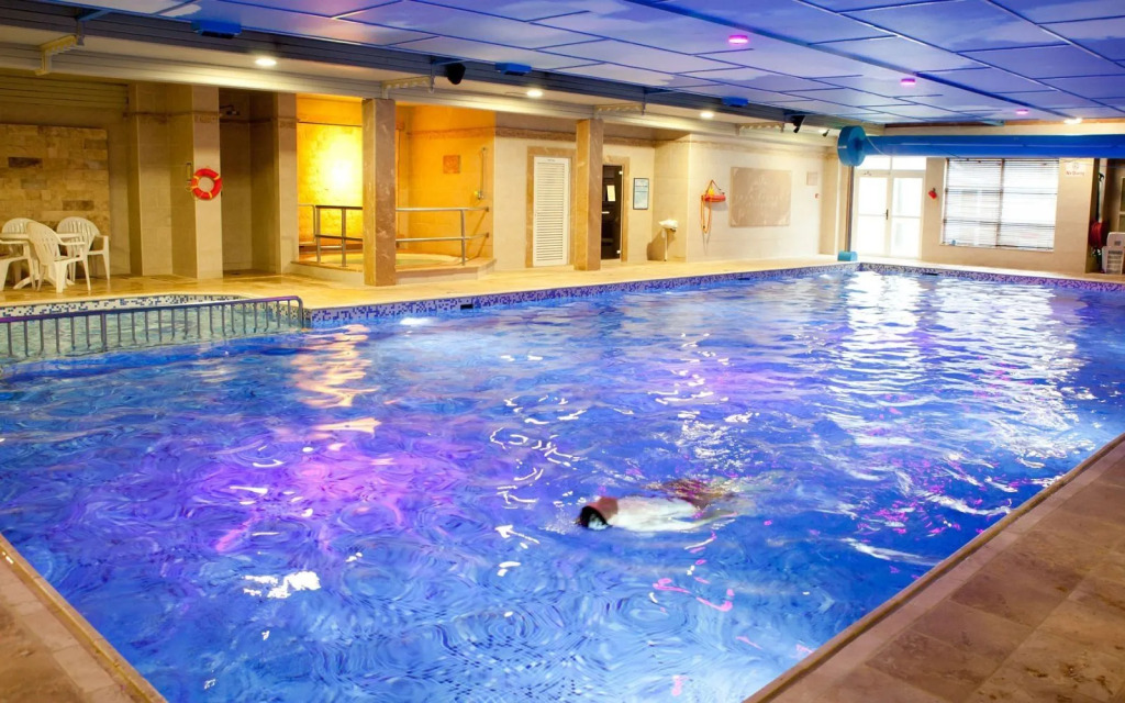 Four Seasons Hotel & Leisure Club