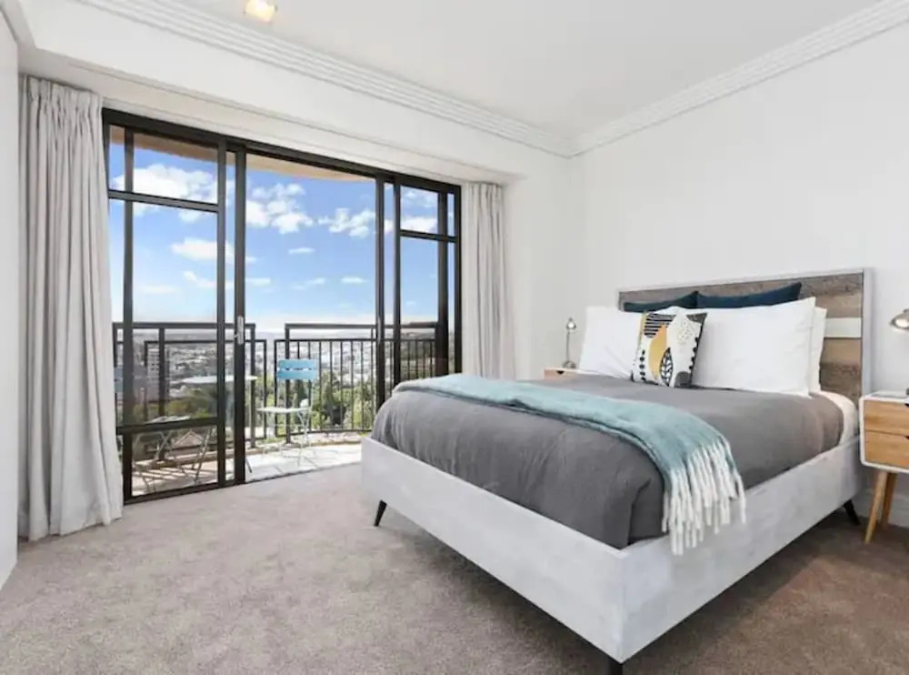 Bright 1 Bedroom Beauty with Balcony Zodiak Stays