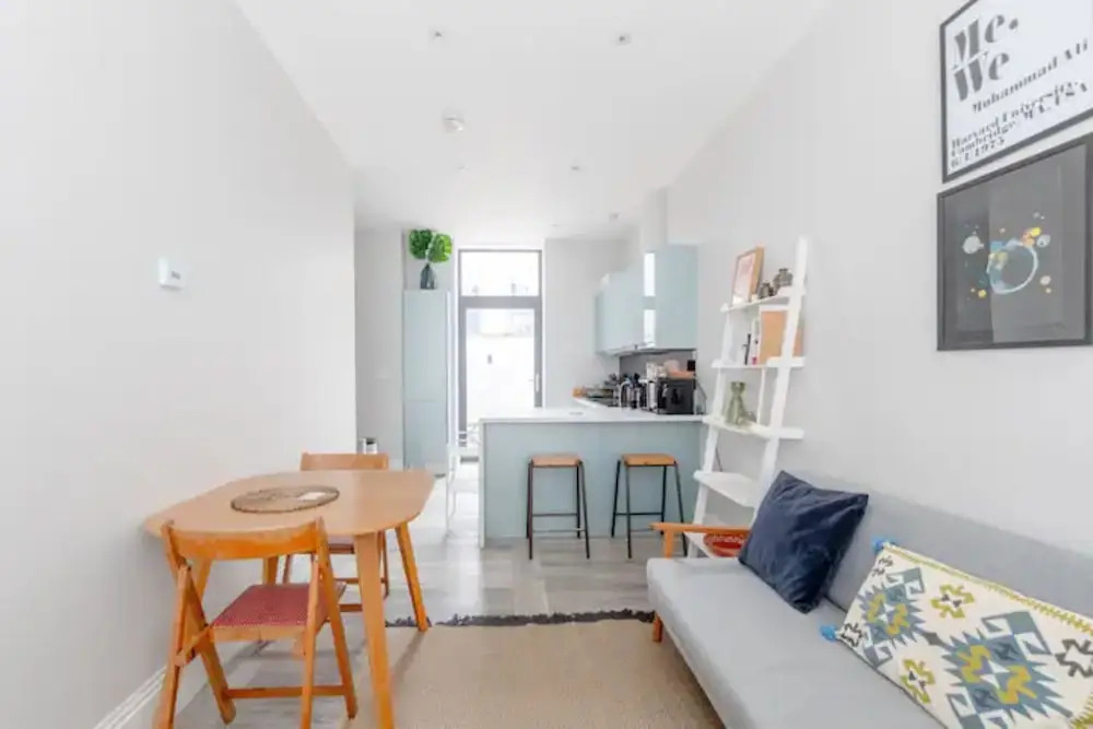 Chic 1BD Flat W/patio - 2 Mins From Baron's Court!