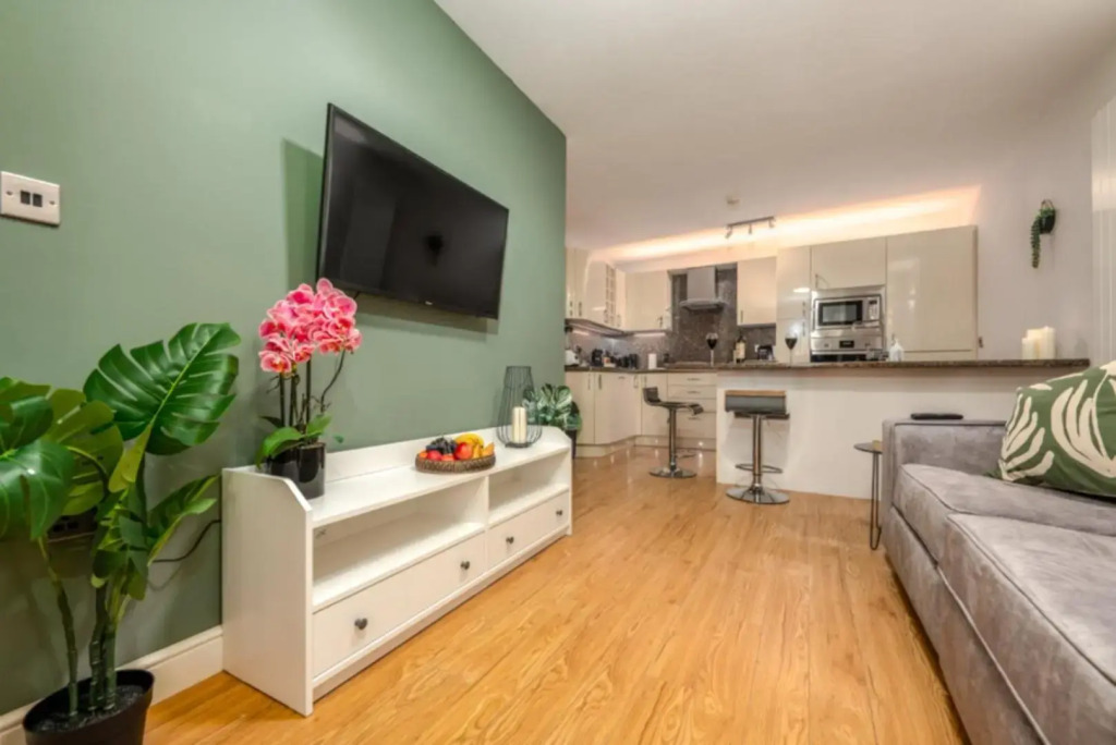 The Coach House Roath - Short Let Cardiff - DYZYN Living - Albany Road