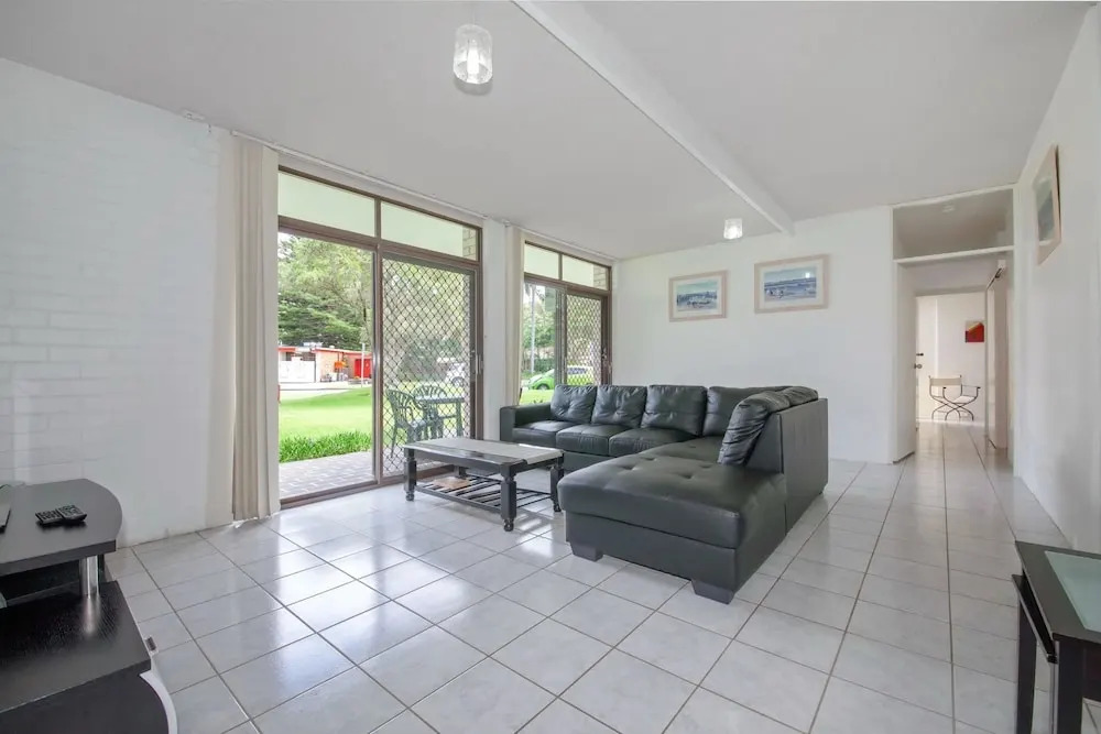 Villa Ellisa, Unit 1/10 Columbia Close