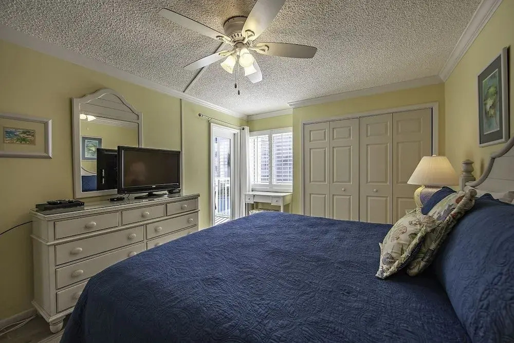 Gulf Shore Condo #208 - 2 Br condo by RedAwning