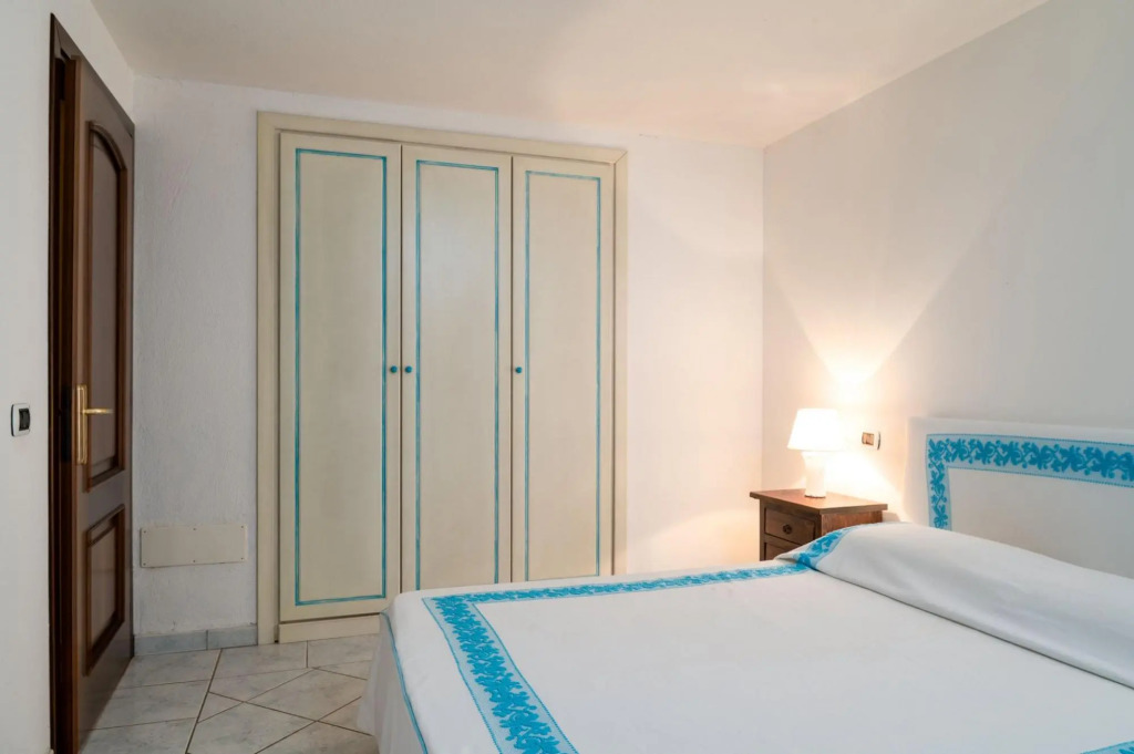 This large apartment is located on the ground floor, has a beautiful garden and a spacious terrace o-S'ABBA 11
