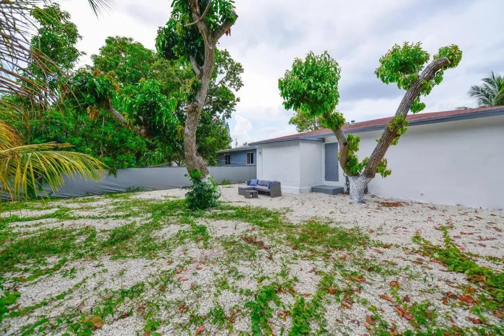 *Beautiful Family House 3 bd/2 bathrooms+backyard*
