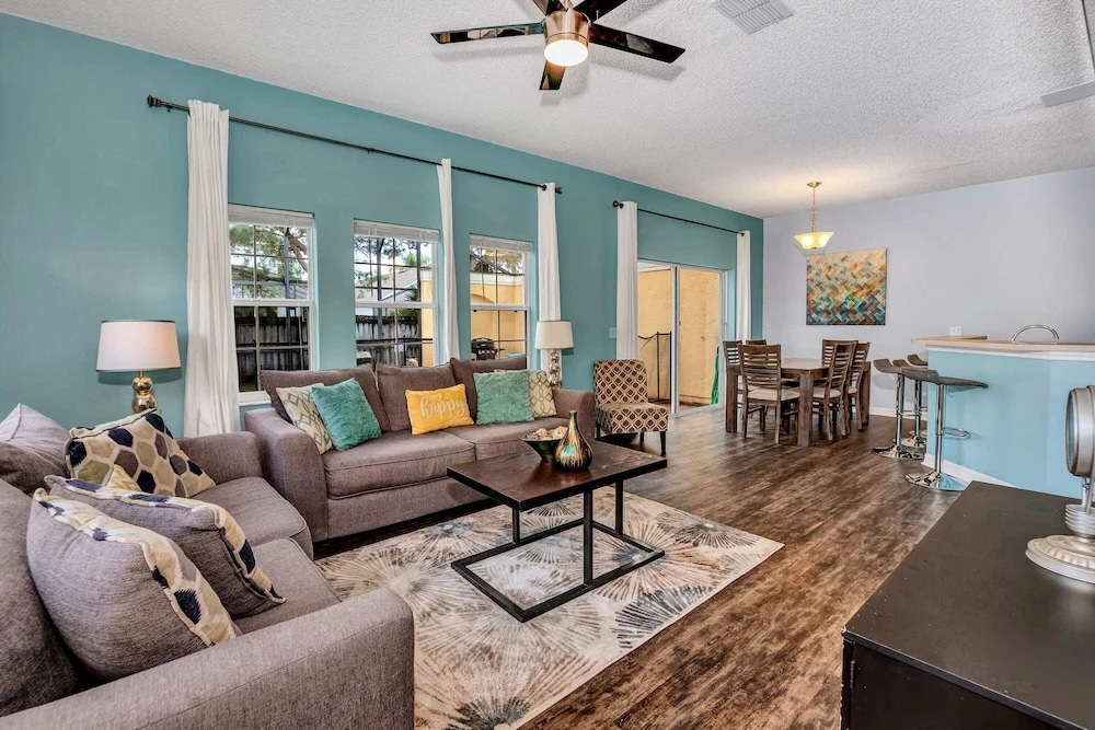 Fresh Decor With Hardwood Floors Huge Private Pool Area CDC Standards 4tv121
