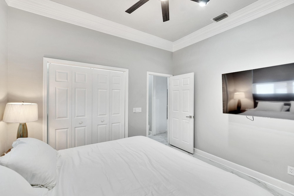 Luxurious Retreat at our Canal Front Pool Home 5BR