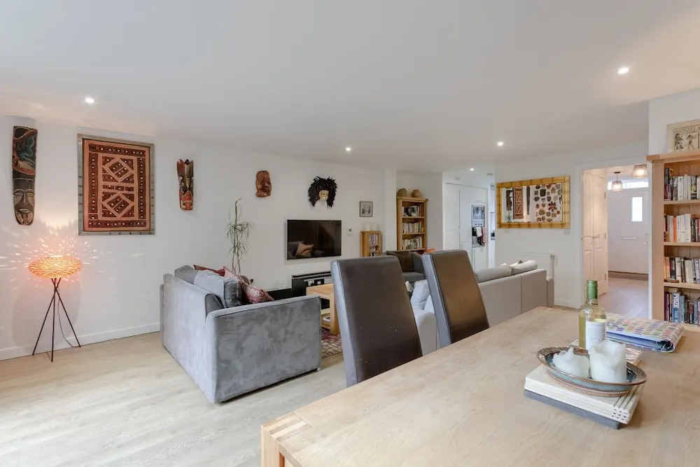 Modern 3 Bedroom Duplex Apartment in Stepney
