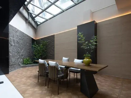 Qingmu Zhuji Hotel (Wanda Yintai City Branch)