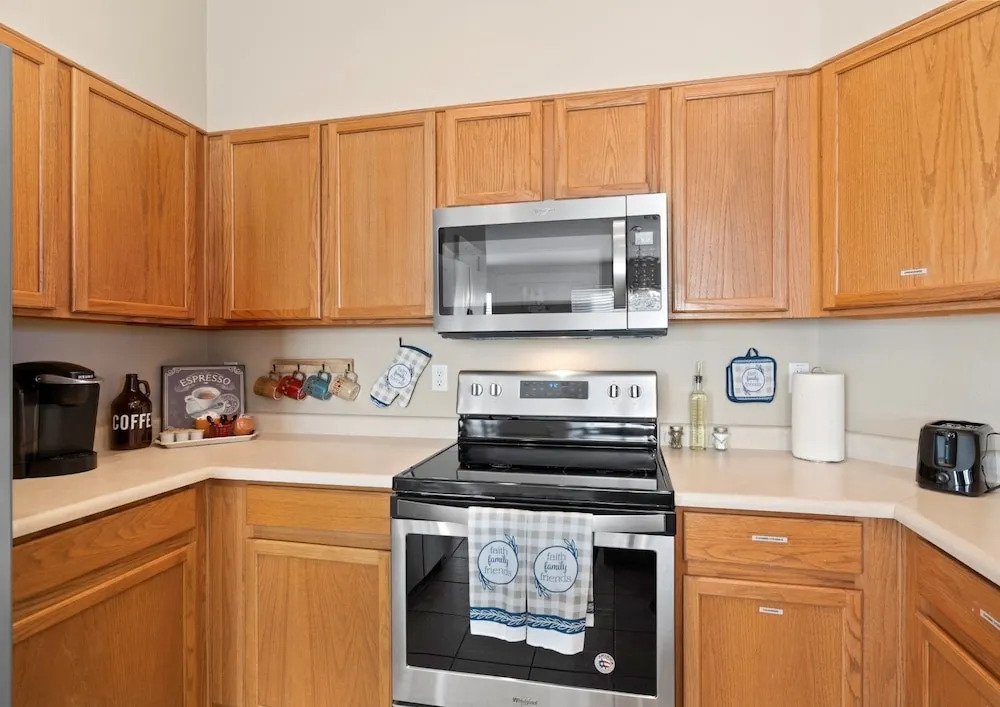 Cozy Hidden Gem - 3BR - 1Den w Backyard