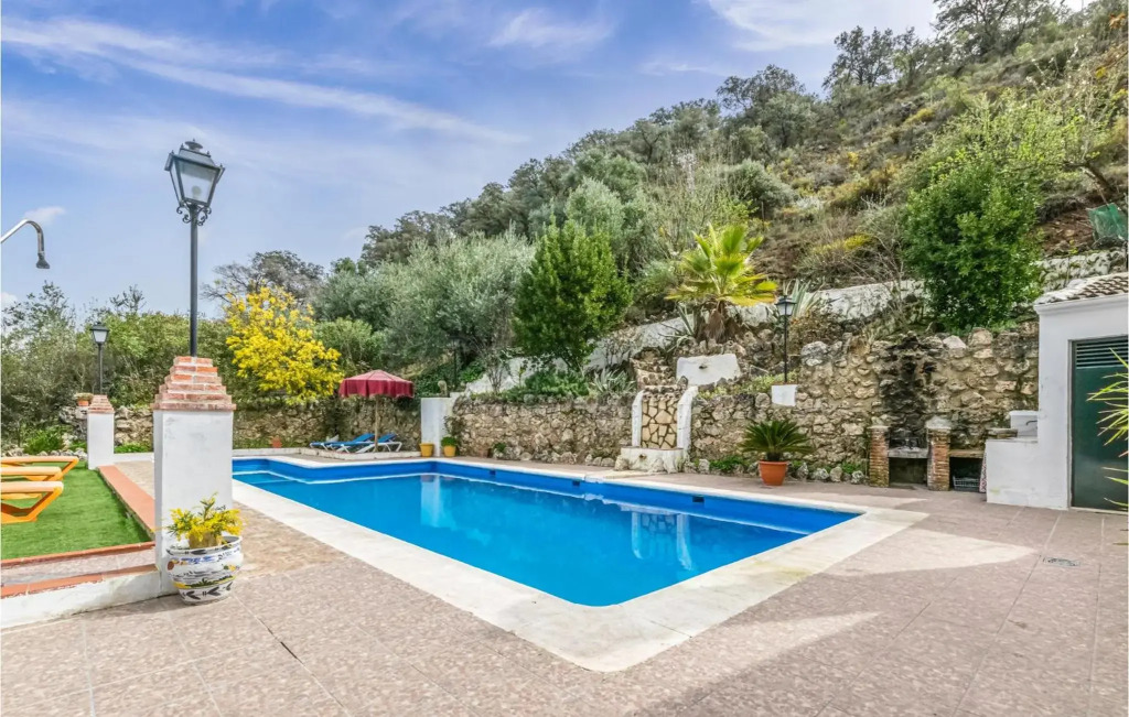Amazing home in Crdoba with 4 Bedrooms, Private swimming pool and Outdoor swimming pool
