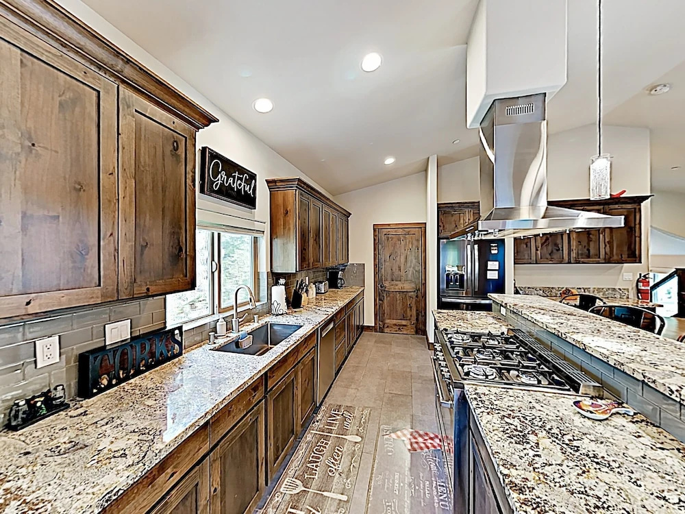 New Listing! New-build Alpine W/ Hot Tub 5 Bedroom Home