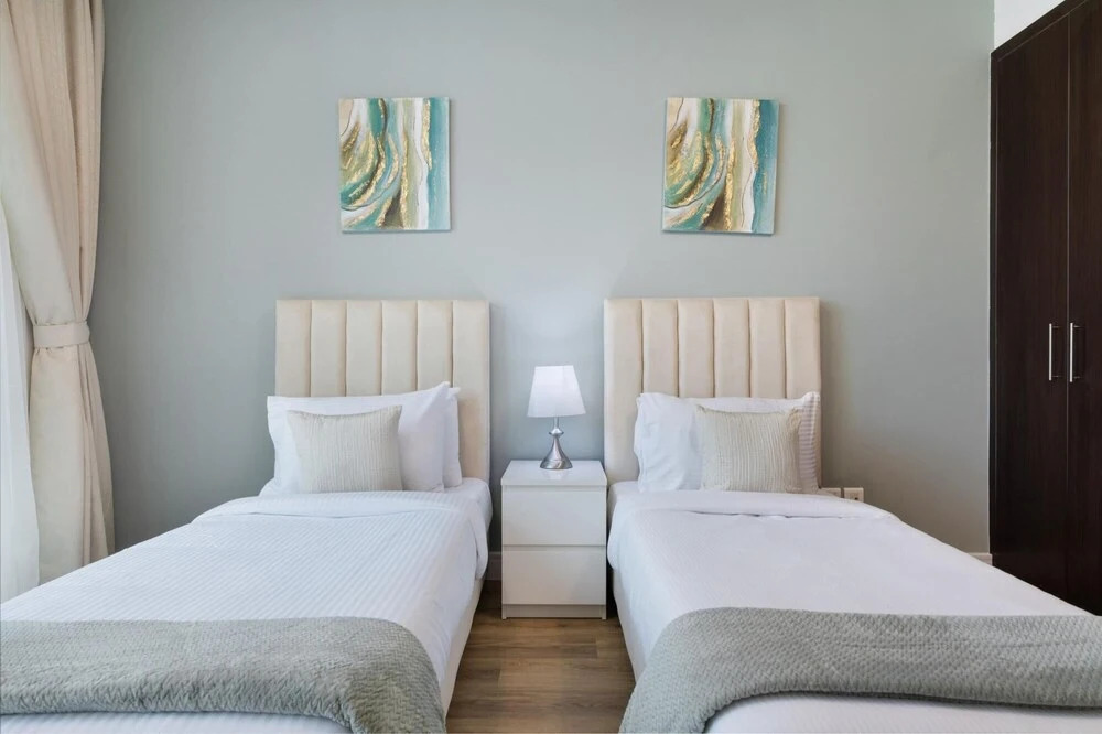 High-floor Trendy Apt w Marina Palm Ocean Vws