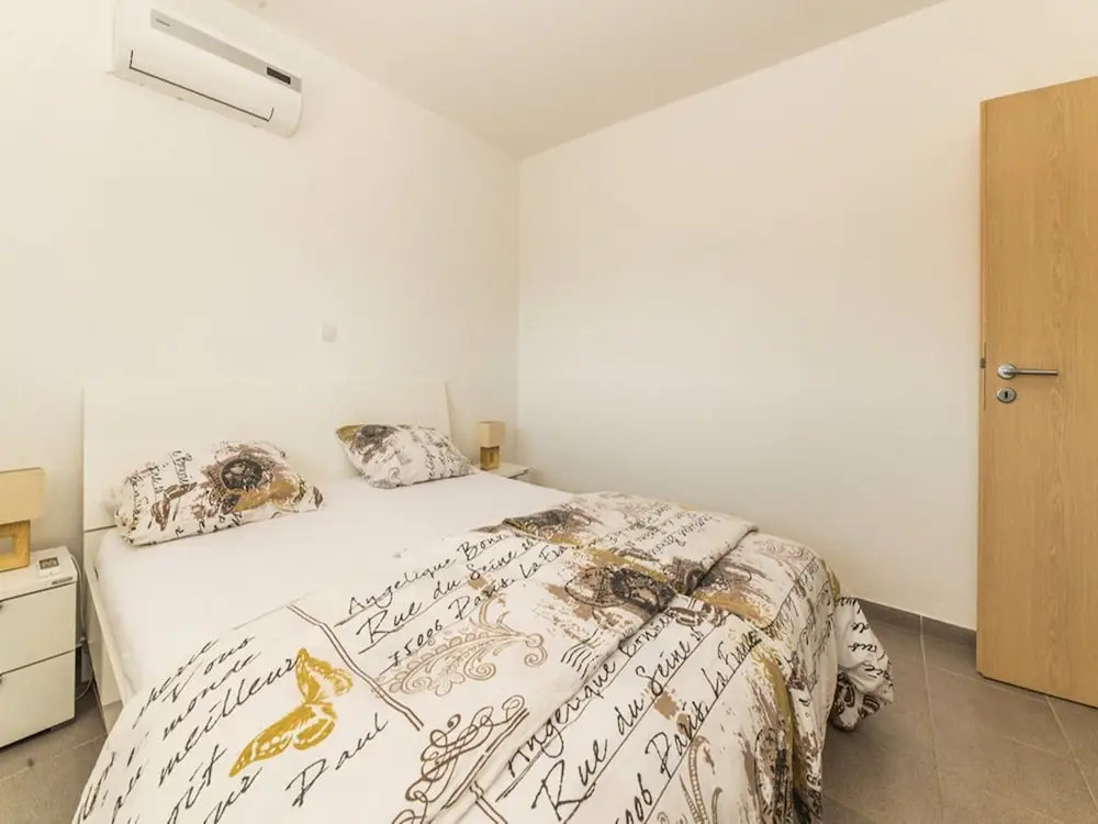 Spacious Villa in Maslenica with Swimming Pool