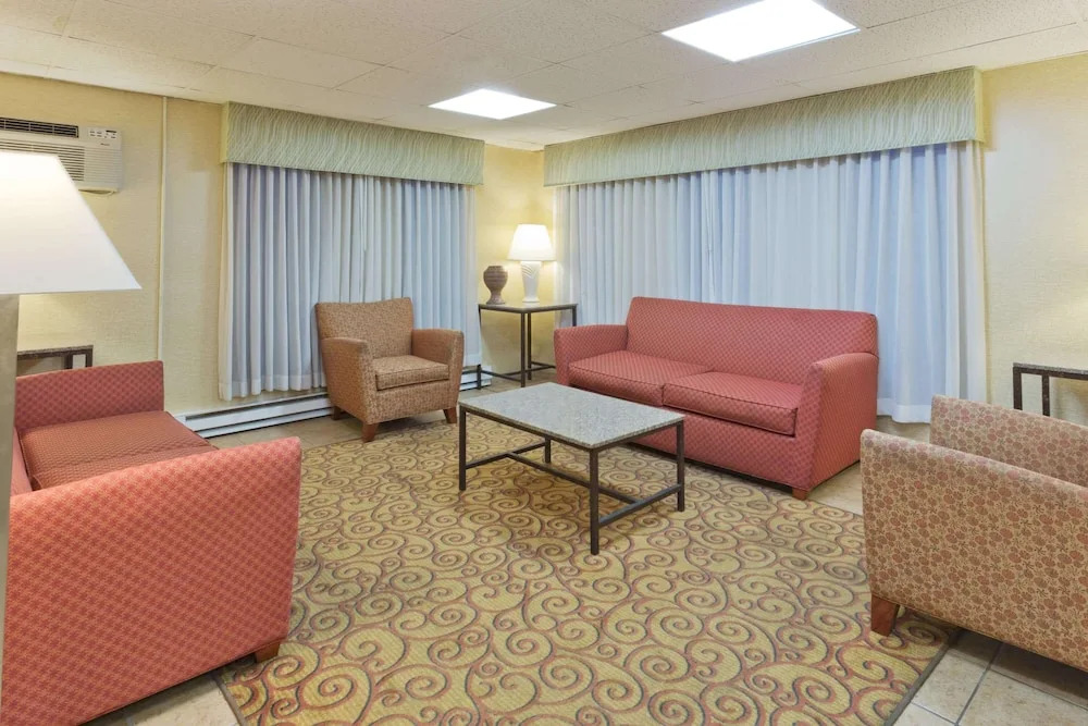 Days Inn by Wyndham Rockford I-90 Walking Distance to Casino