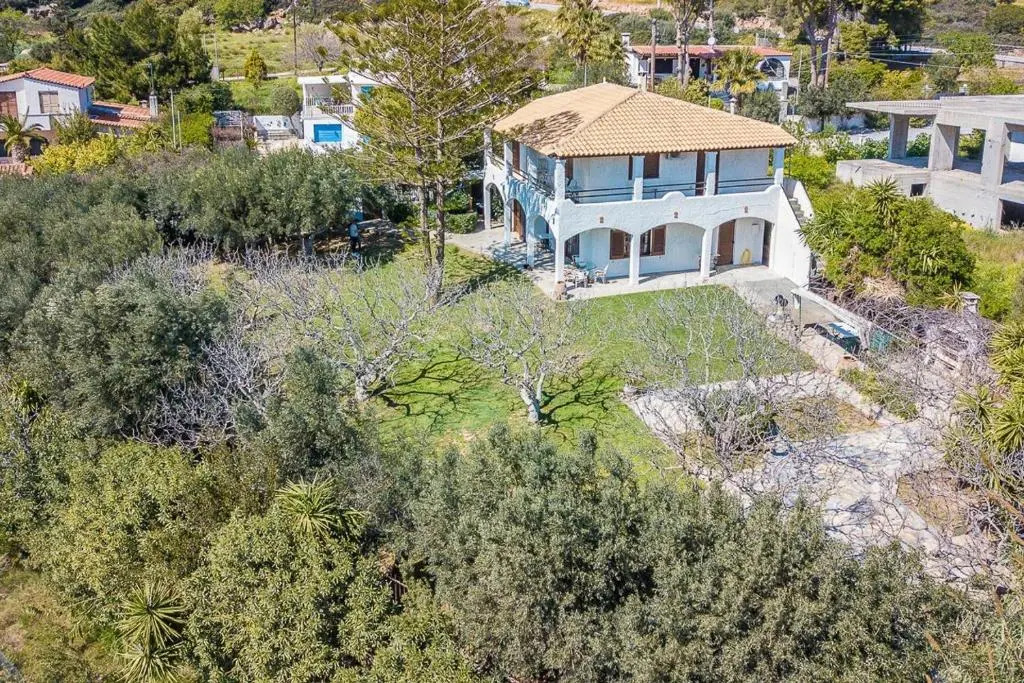 Light-filled home with Garden near Beach