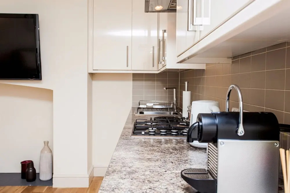 Bright &Spacious Central 1 Bed Basement Flat