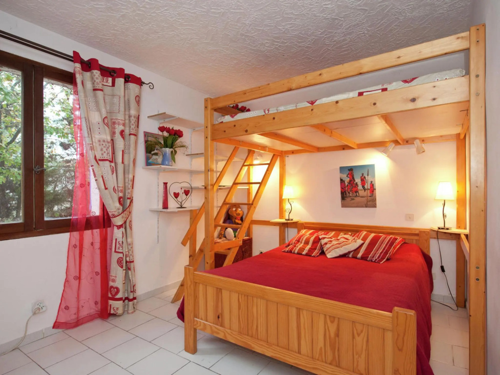 Villa in Bagnols with Pool & Near Nature Parks