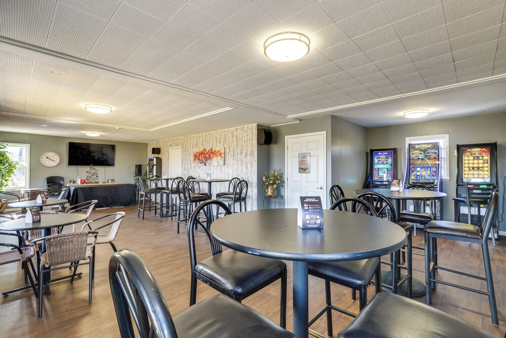 Explore the Bagnell Strip! Studio w/ Pool Access