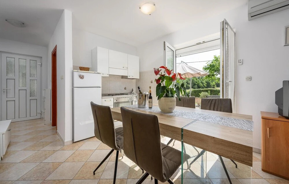Nice Home in Porec With Wifi and 2 Bedrooms
