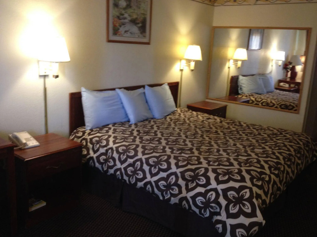 Crown Inn Grand Prairie