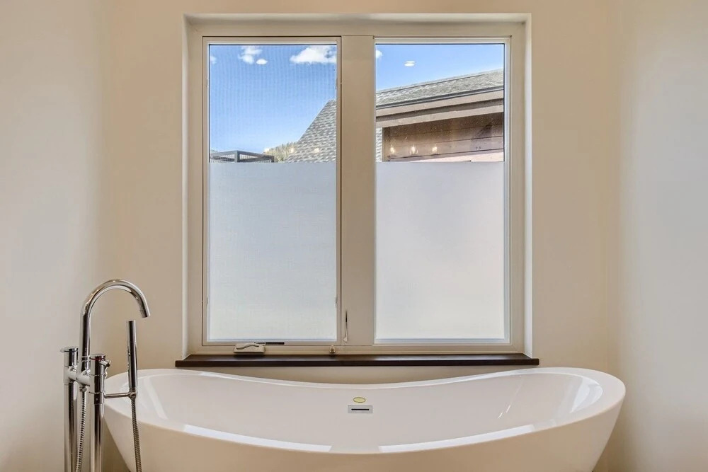 High-end Finishes, Private Hot Tub, Platinum Playcation, New Listing! 4 Bedroom Home by Redawning