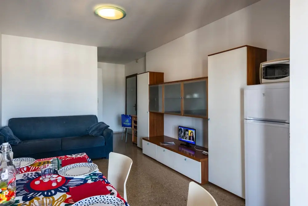 Inviting Apartment With Lateral sea View