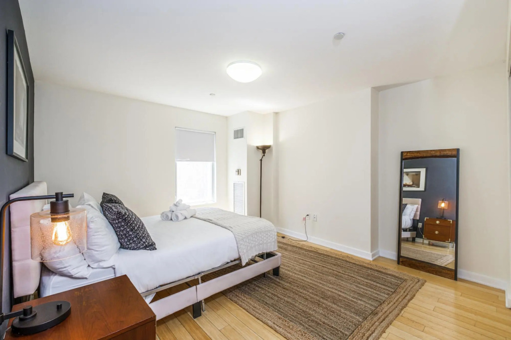 Modern 2BR + 100 Walkscore | Theatre District | Evonify