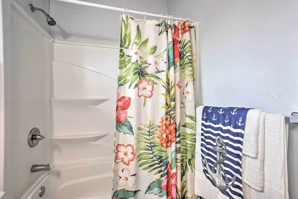 Airy Kailua-kona Apt < 3 Mi to Beach Access!, Kailua-Kona
