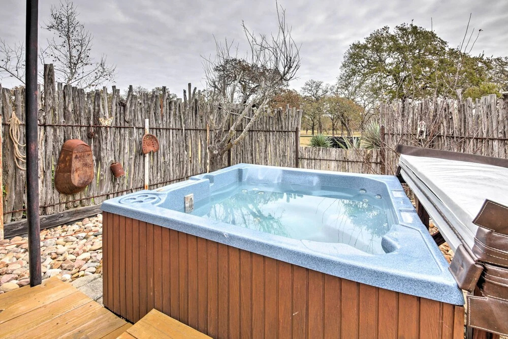 Ark Bunkhouse Fredericksburg Hideaway w/ Hot Tub