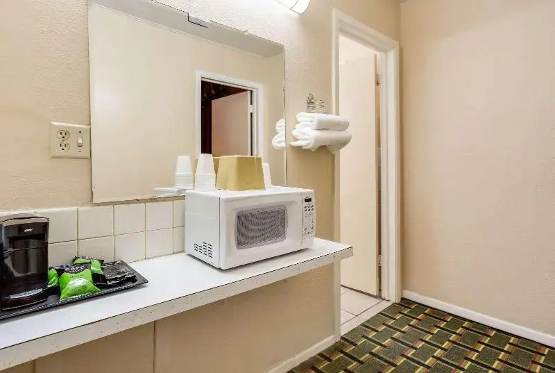 Rodeway Inn & Suites