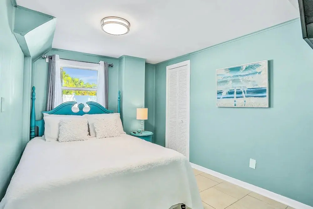 Home 1 Block From 2 Beaches W/private Pool, High-speed Wifi & Central AC