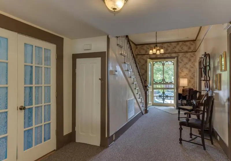 Carrier Houses Bed & Breakfast
