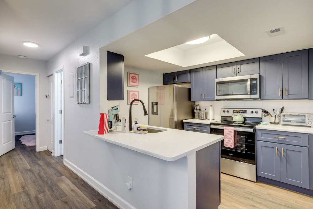 Chic Townhouse w/ Hot Tub, 4 Mi to Atlantic Beach!