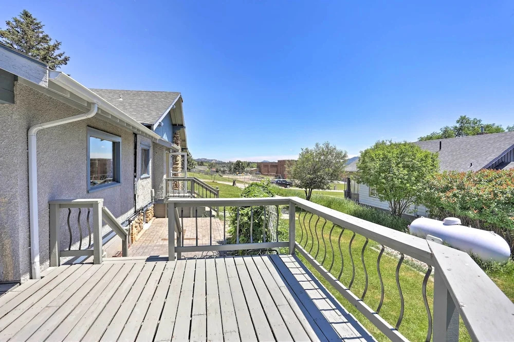 Walk to Downtown: Custer Retreat w/ Fire Pit!