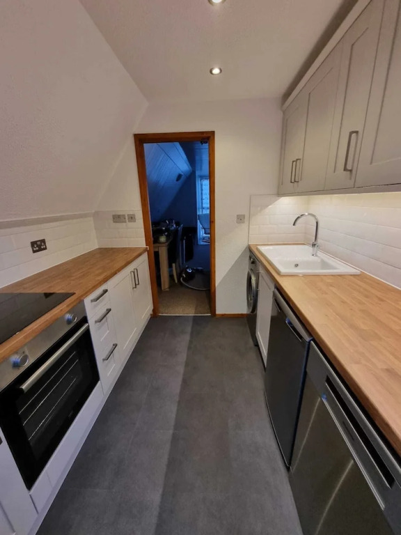 Chalet-sleeps6-parking-garden-pool