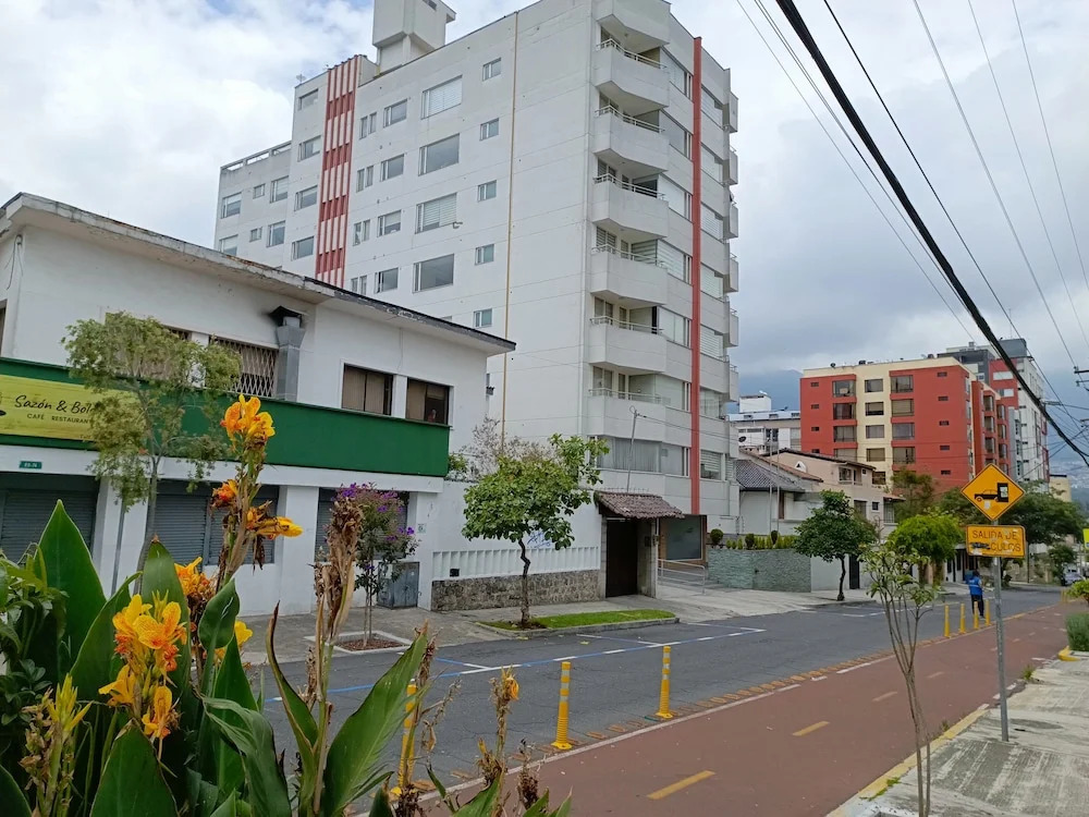 PLAZA FOCH Area - APARTMENTS with Balcony