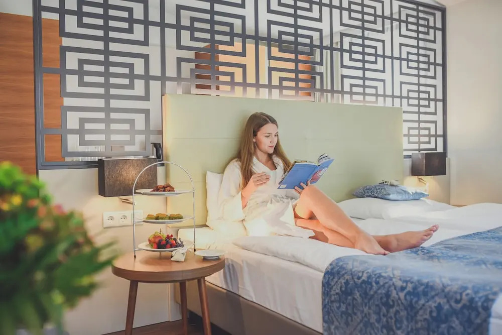 Nuhr Medical - Hotel & Restaurant - Ab 3 Nächten im Zeitraum vom 06 Juli bis 30 August genießen Sie pro Person eine kostenlose Massage-Unser Naturteich steht Ihnen täglich von 10 Uhr bis 18 Uhr zur Verfügung inklusive Getränke