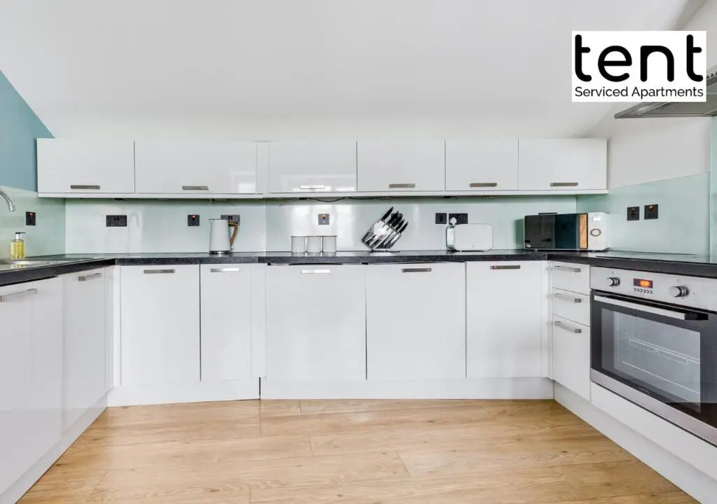 Chic & Central 1 Bedroom APT With Comfy king Bed & Parking by Tent Serviced Apartments Egham