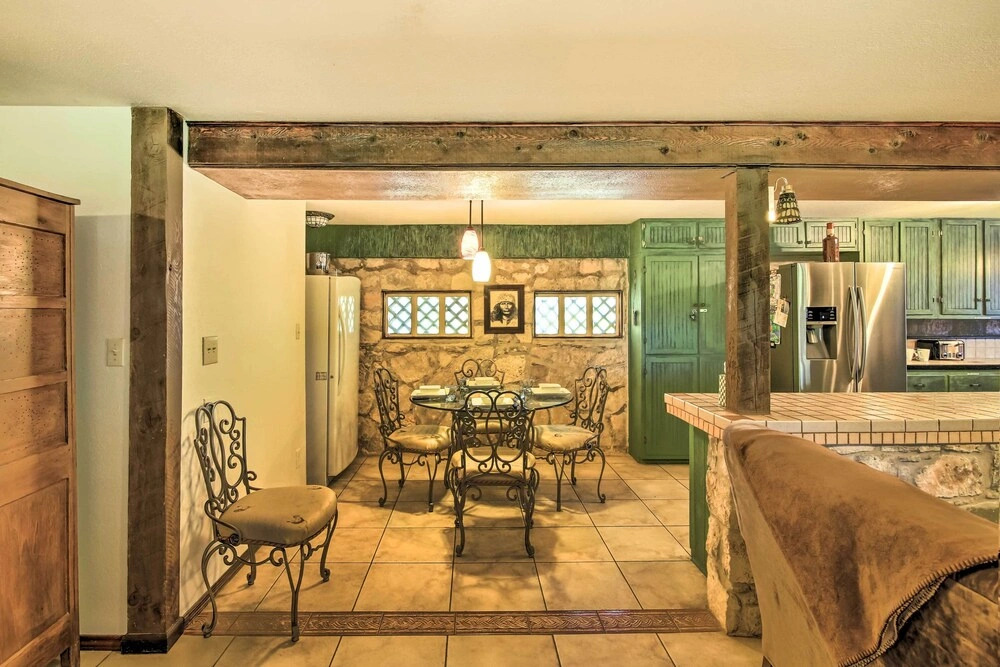 Countryside Cottage: 17 Mi to Downtown San Antonio