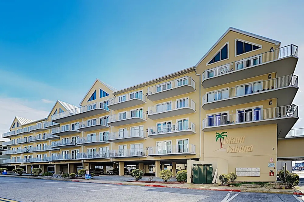 New Listing! Corner-unit W/ Balcony, 300 To Beach 3 Bedroom Condo