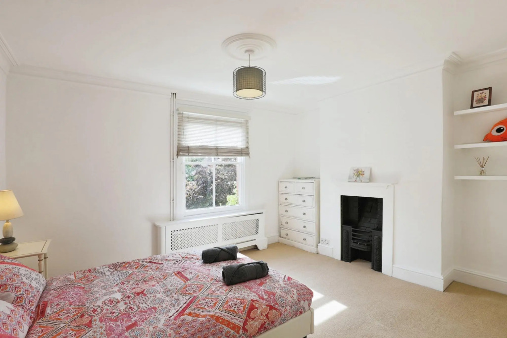 Stunning 4 Bed Semi-detached Home With Ample Space