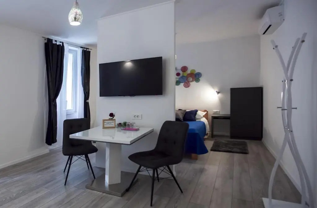 Julije Rooms