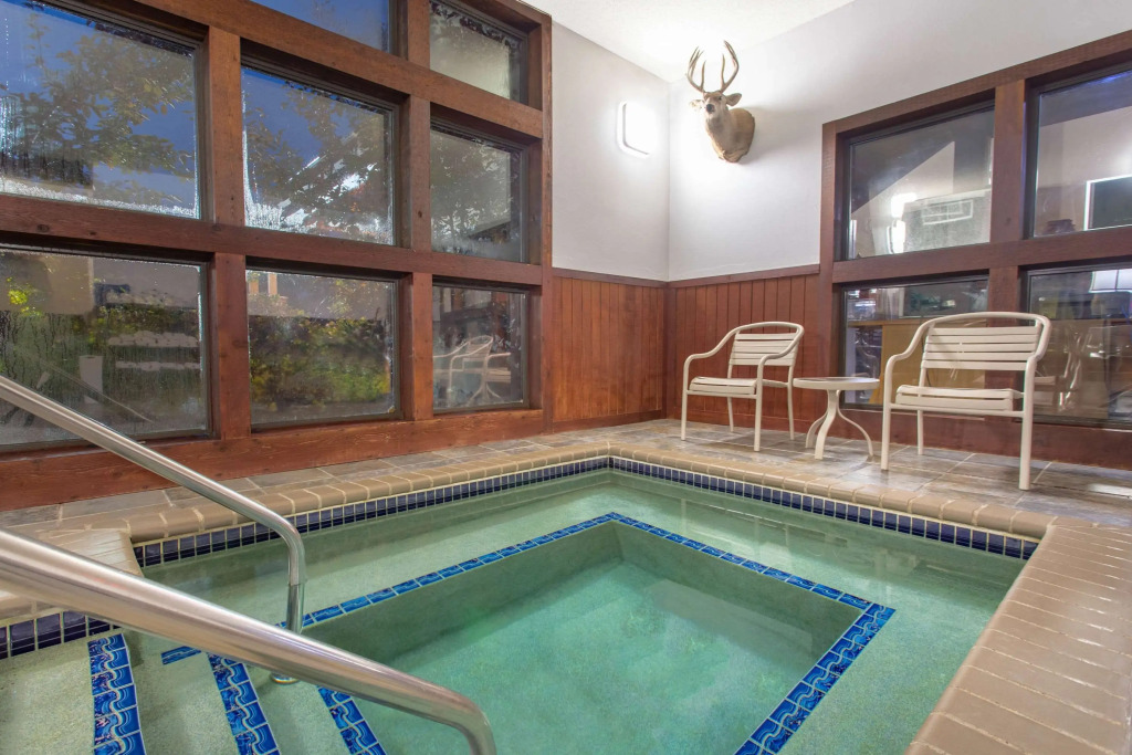 Coratel Inn & Suites by Jasper Black River Falls, WI