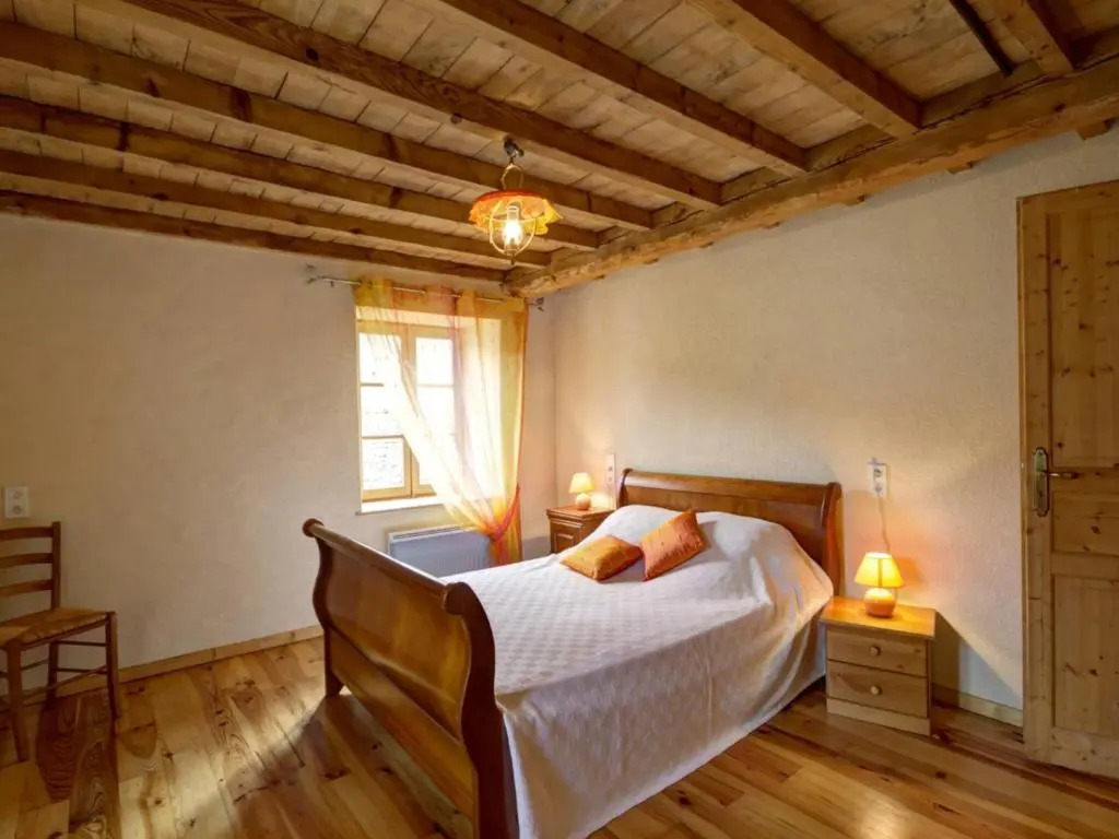 Gîte en Pierre Rest. avec Cheminée et Jardin, Parc Livradois-Forez - FR-1-496-19