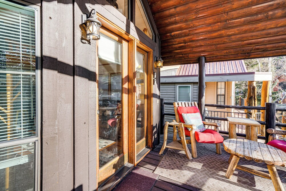 4 Mi to Slopes! Breck Mtn Base w/ Hot Tub Access