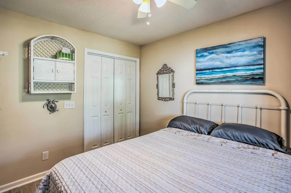 Sunny N Myrtle Condo w/ Pool < 2 Mi to Beach!